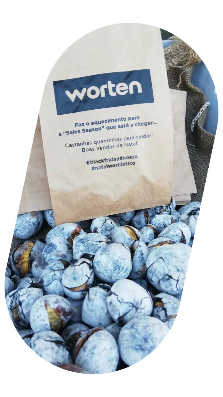 Saco de papel com castanhas, entregue num escritório.