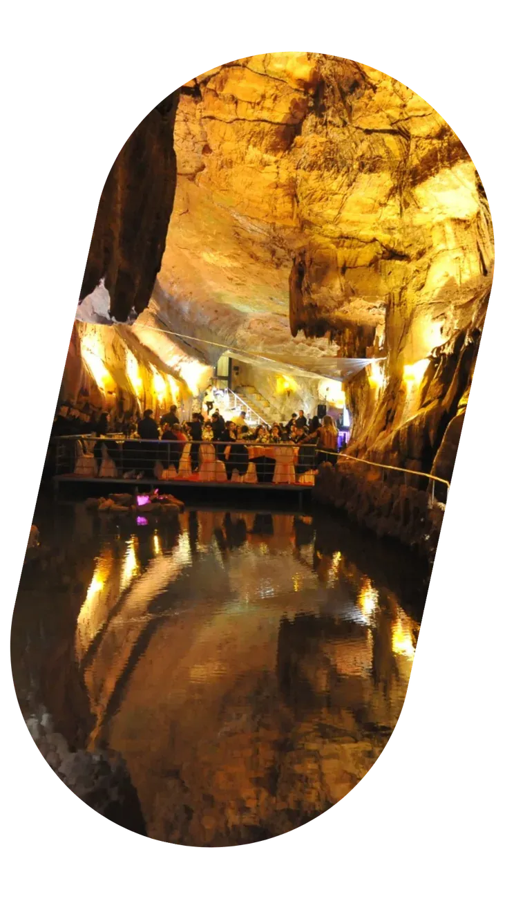 Jantar dentro de uma gruta iluminada a dourado, com o lago a reflectir a rocha.